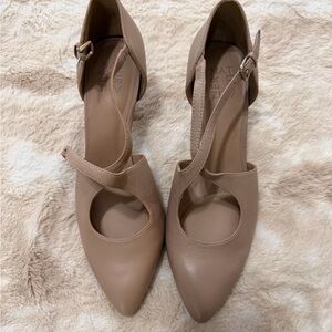 Women’s Size 11 Naturalizer Tan Heeled Shoes
